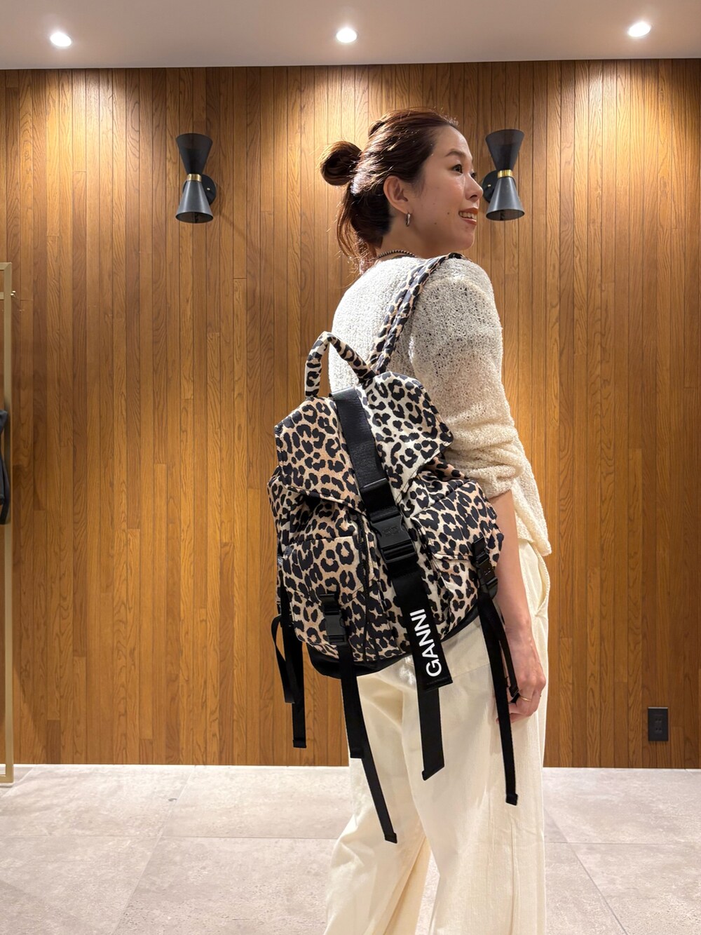 ホワイト系のカーディガン/ボレロ、ブラウン系のTシャツ/カットソー、ホワイト系のその他パンツを着用したレディースの秋コーディネートの9枚目の写真