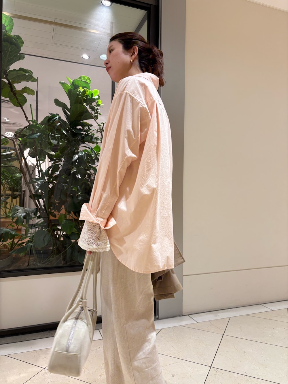 ベージュ系のトレンチコート、ブルー系のシャツ/ブラウス、ホワイト系のシャツ/ブラウスを着用したレディースの冬コーディネートの6枚目の写真