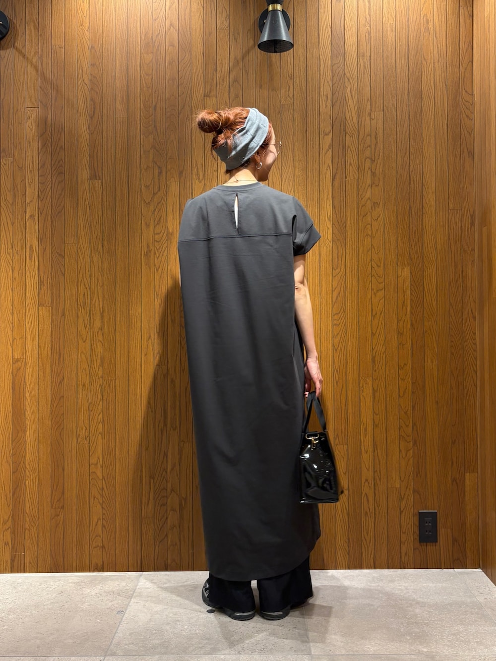 グレー系のワンピース、ブラック系のその他パンツ、ブラック系のスニーカーを着用したレディースの夏コーディネートの3枚目の写真