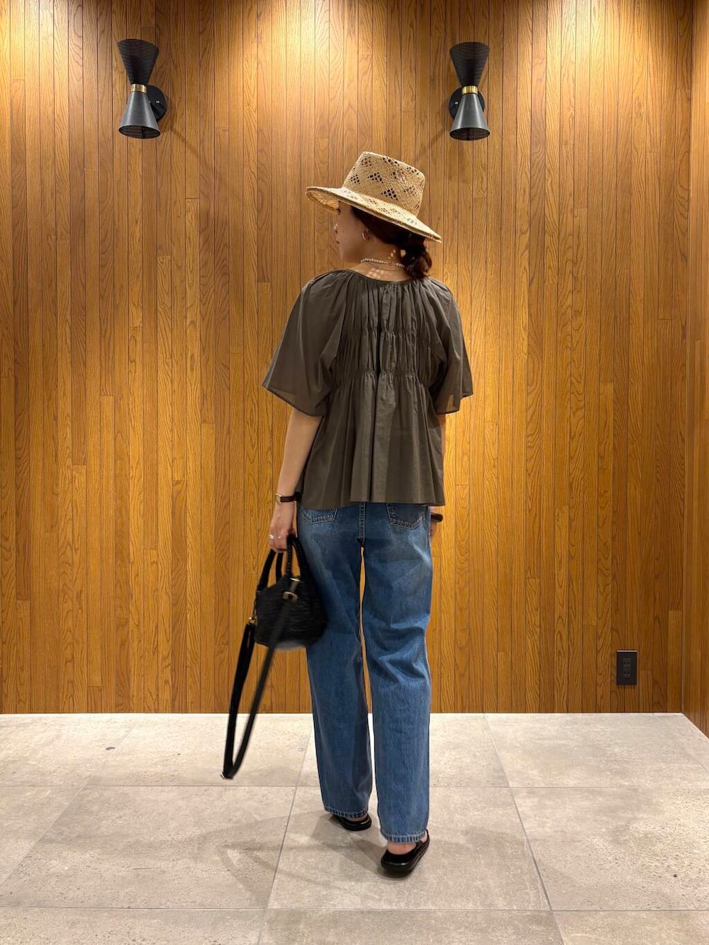 ホワイト系のキャミソール、ブラック系のトートバッグ、グリーン系のシャツ/ブラウスを着用したレディースの夏コーディネートの3枚目の写真