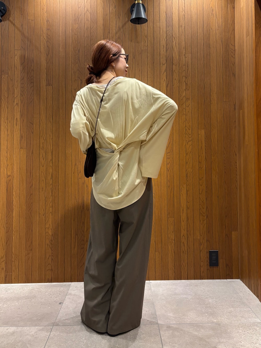 イエロー系のTシャツ/カットソー、シルバー系のサンダル、ブラウン系のショルダーバッグを着用したレディースの夏コーディネートの3枚目の写真
