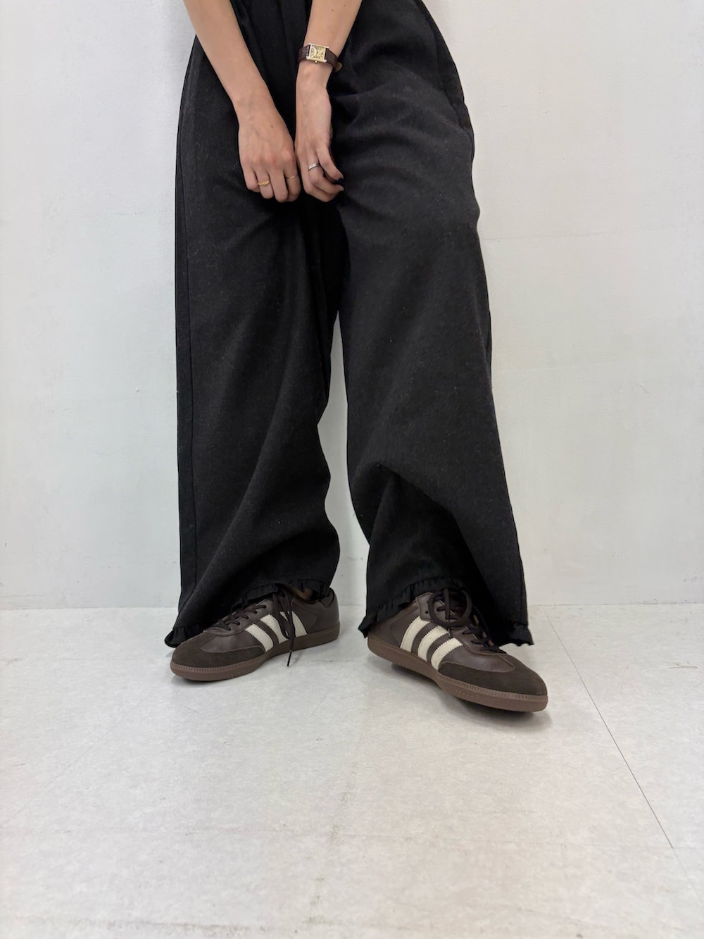 ホワイト系のニット/セーター、ブラウン系のスニーカー、グリーン系のその他パンツを着用したレディースの秋コーディネートの4枚目の写真