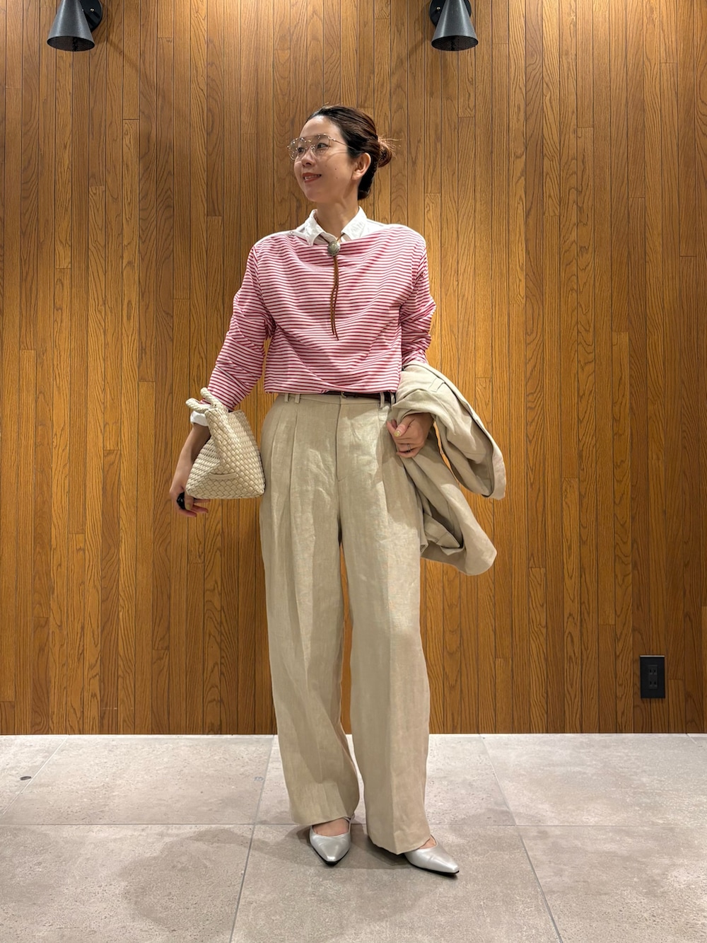 ベージュ系のその他アウター、ベージュ系のその他パンツ、シルバー系のパンプスを着用したレディースの春コーディネートの4枚目の写真