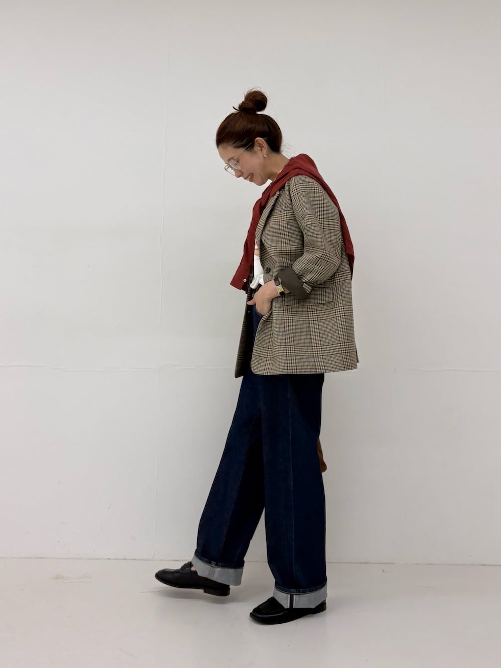 ブラウン系のその他アウター、ブルー系のデニムパンツ、ホワイト系のTシャツ/カットソーを着用したレディースの秋コーディネートの2枚目の写真