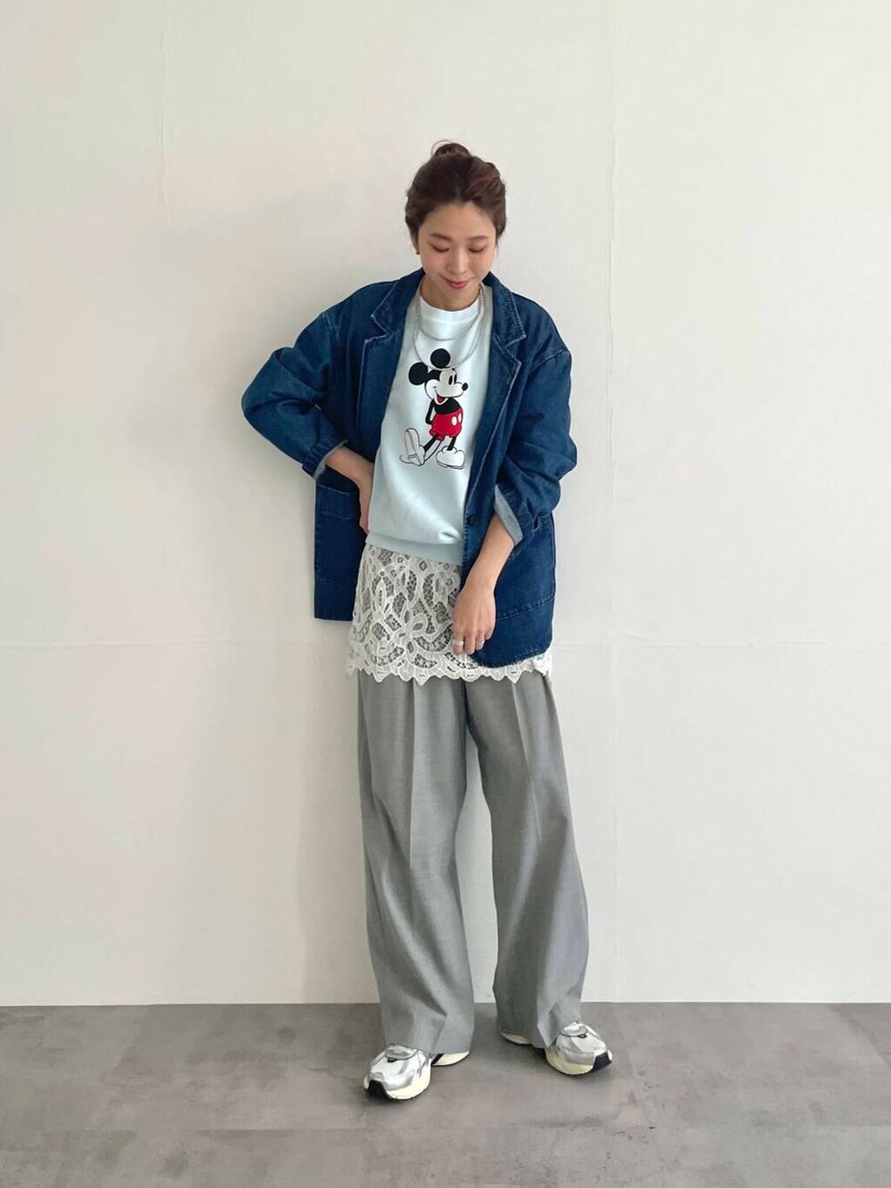 グレー系のその他パンツ、ブルー系のスウェット、ブルー系のデニムジャケットを着用したレディースの冬コーディネートの7枚目の写真