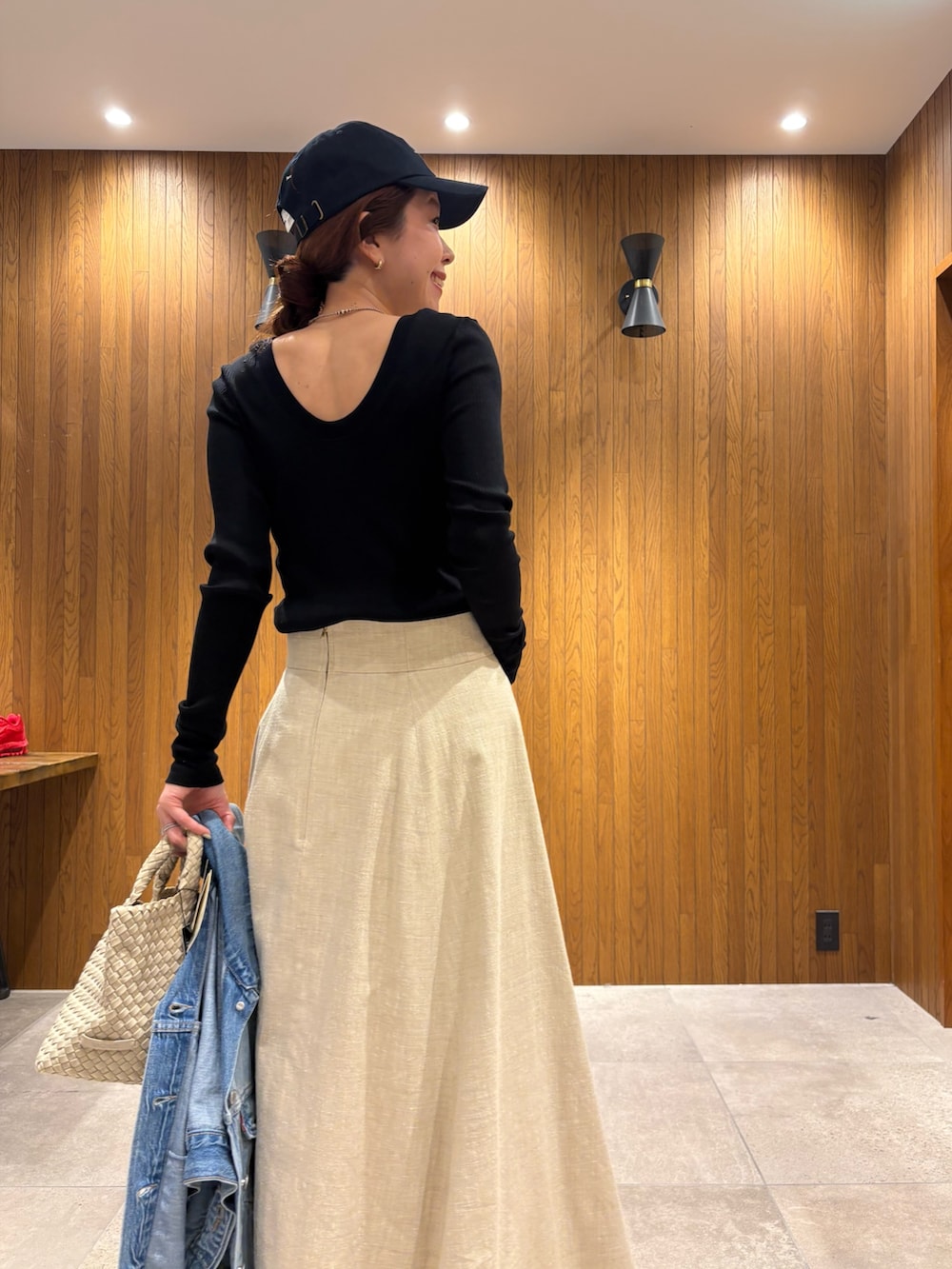 ホワイト系のトートバッグ、ブラック系のTシャツ/カットソー、ブルー系のデニムジャケットを着用したレディースの春コーディネートの8枚目の写真