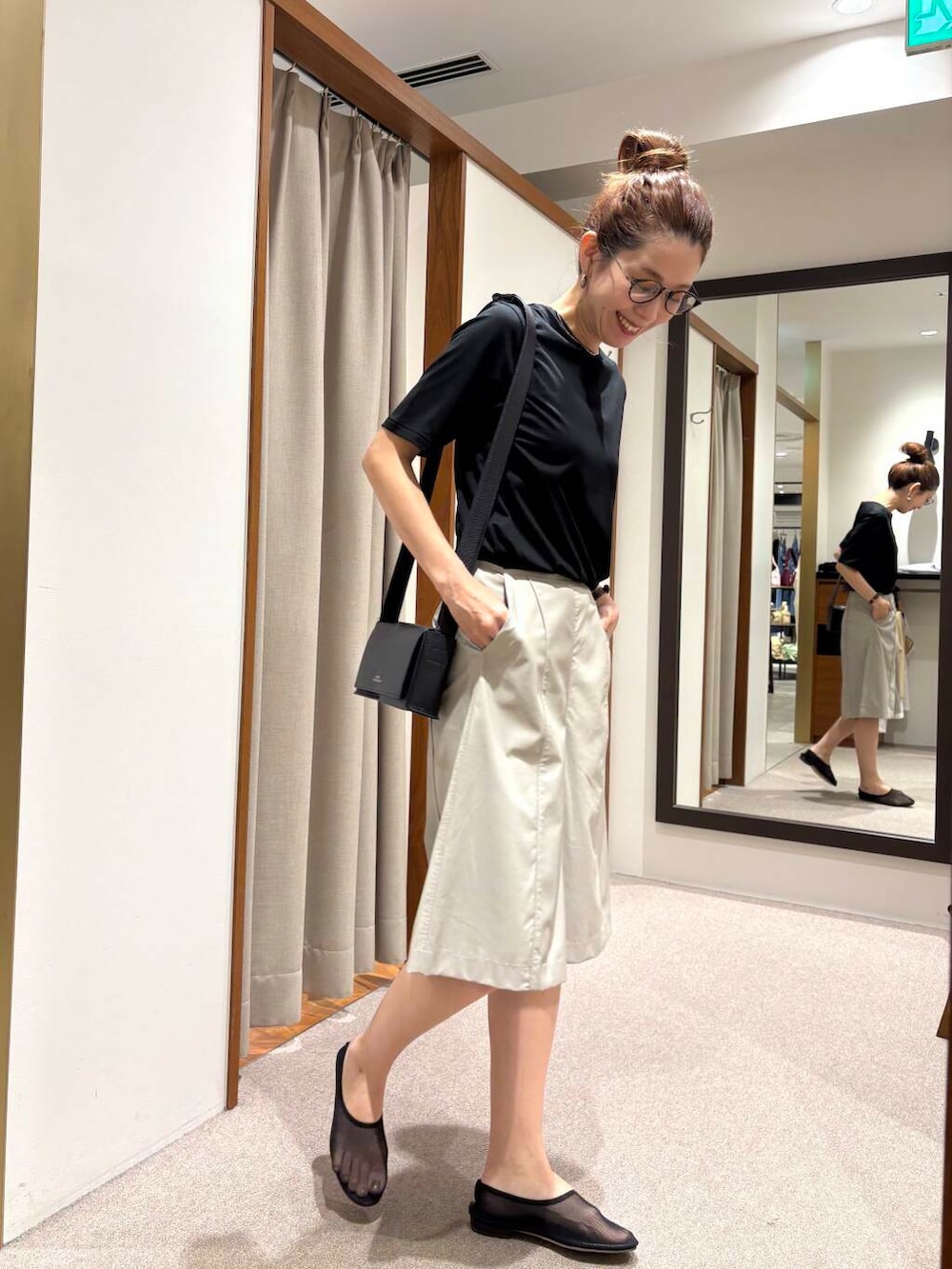 グレー系のその他パンツ、ブラック系のTシャツ/カットソー、ブラック系のバレエシューズを着用したレディースの夏コーディネートの8枚目の写真