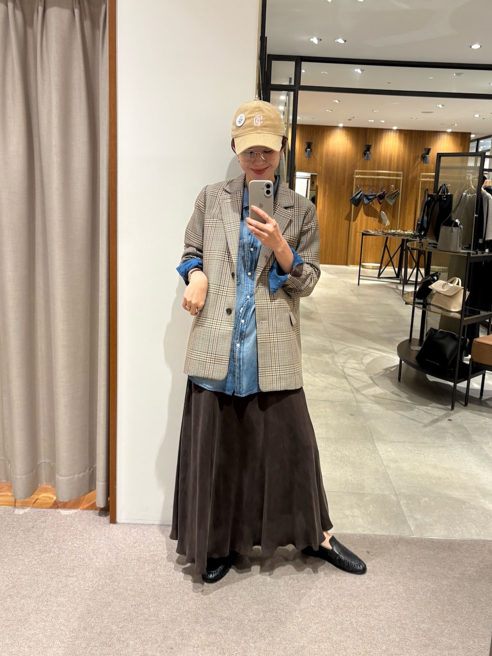 ブラウン系のその他アウター、ブルー系のシャツ/ブラウス、ブラウン系のスカートを着用したレディースの秋コーディネートの7枚目の写真