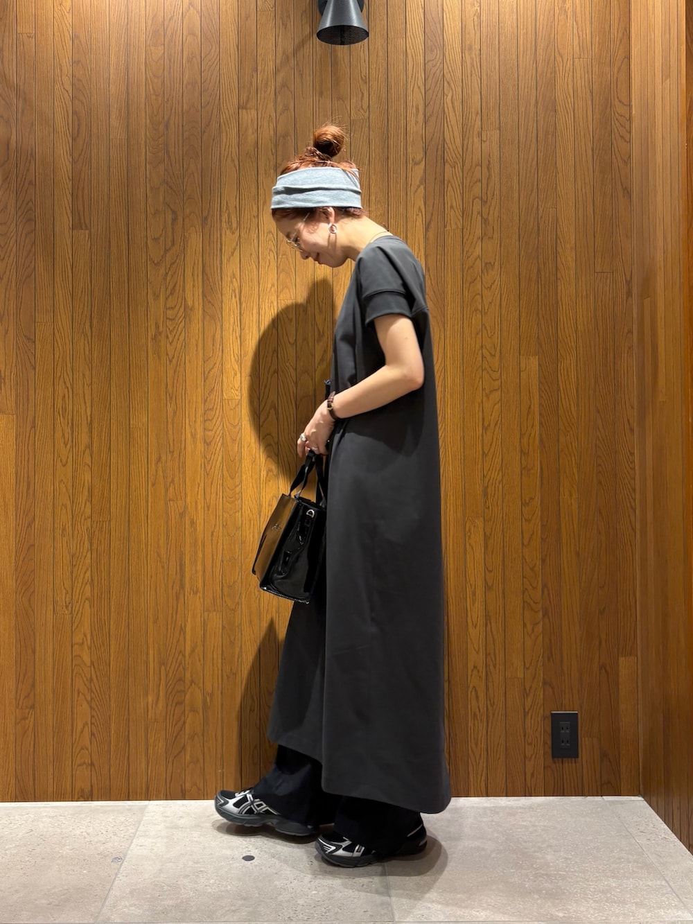 グレー系のワンピース、ブラック系のその他パンツ、ブラック系のスニーカーを着用したレディースの夏コーディネートの2枚目の写真