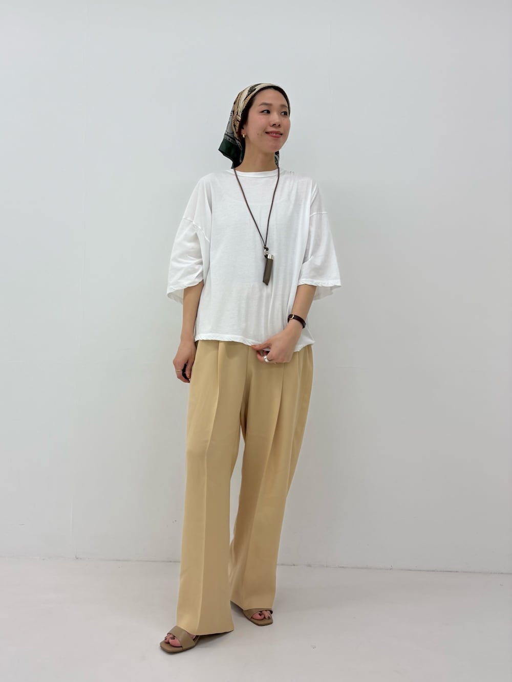 ホワイト系のTシャツ/カットソー、ベージュ系のその他パンツを着用したレディースの春コーディネートの4枚目の写真