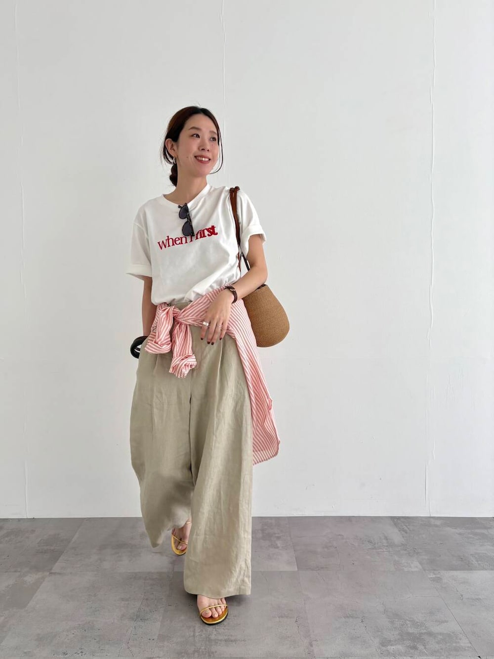 その他のTシャツ/カットソー、ベージュ系のその他パンツ、ゴールド系のサンダルを着用したレディースの春コーディネートの2枚目の写真