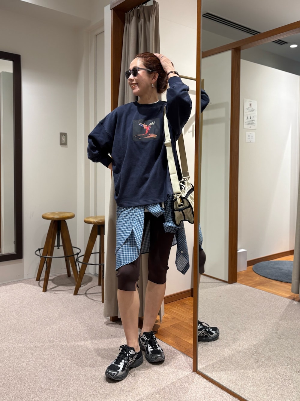 ブルー系のシャツ/ブラウス、ブルー系のスウェット、ベージュ系のショルダーバッグを着用したレディースの夏コーディネートの5枚目の写真