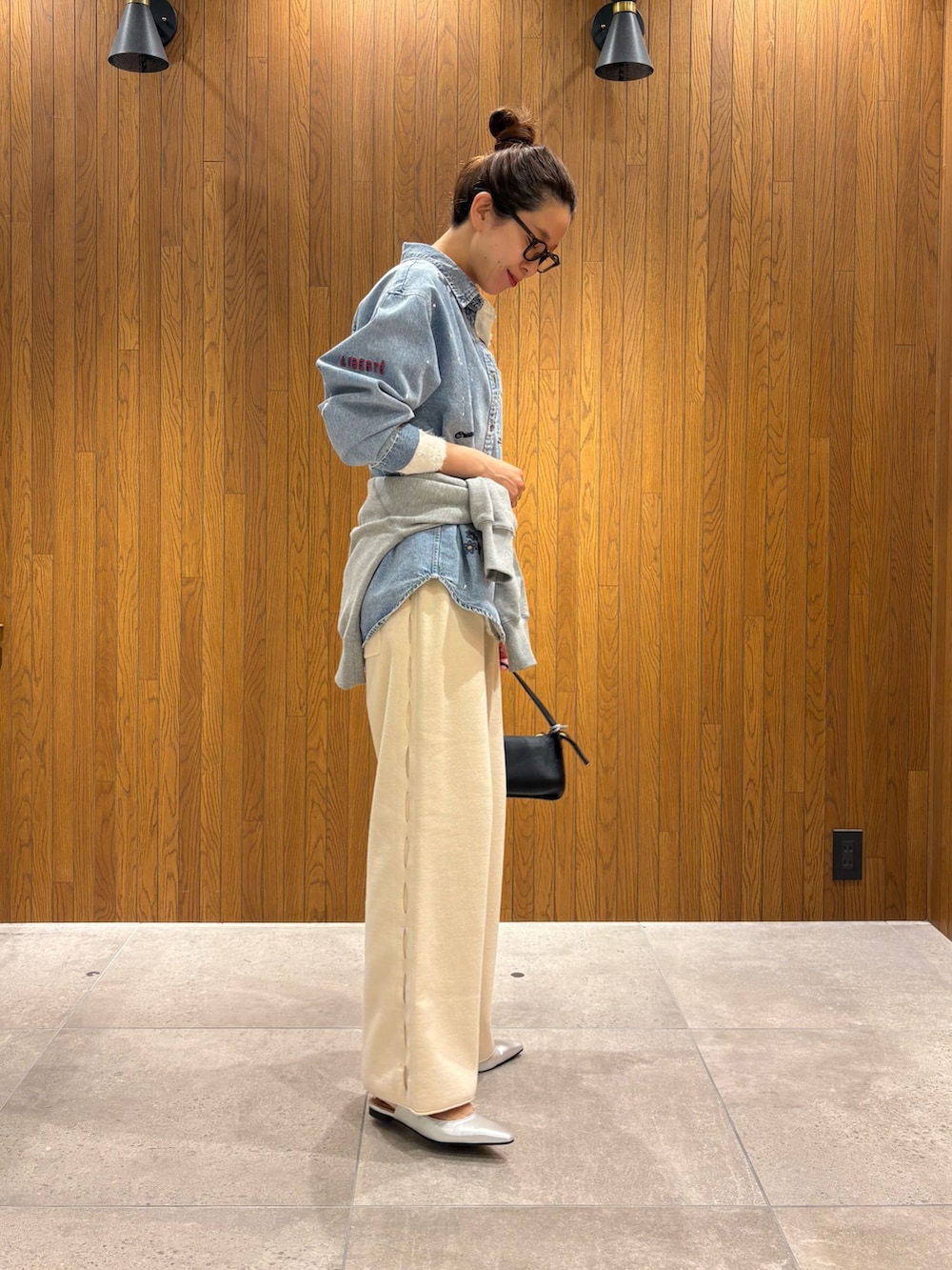 ブルー系のシャツ/ブラウス、ホワイト系のシャツ/ブラウス、ホワイト系のその他パンツを着用したレディースの冬コーディネートの5枚目の写真