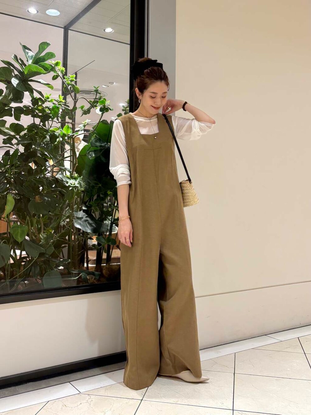 ゴールド系のブレスレット、ブラック系のヘアゴムを着用したレディースの春コーディネートの6枚目の写真