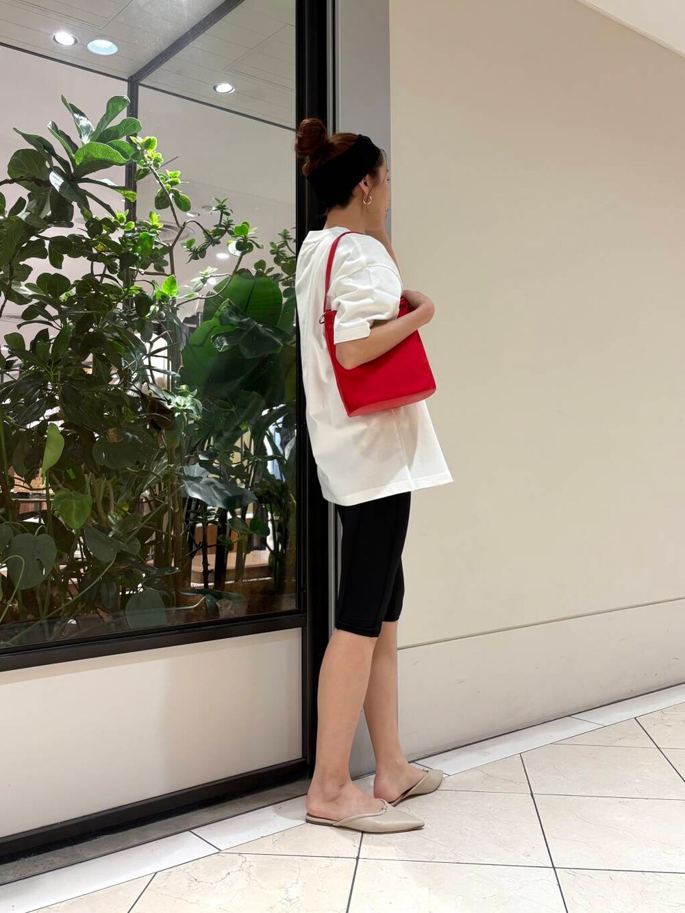 レッド系のショルダーバッグ、ホワイト系のTシャツ/カットソー、ブラック系の水着を着用したレディースの春コーディネートの2枚目の写真