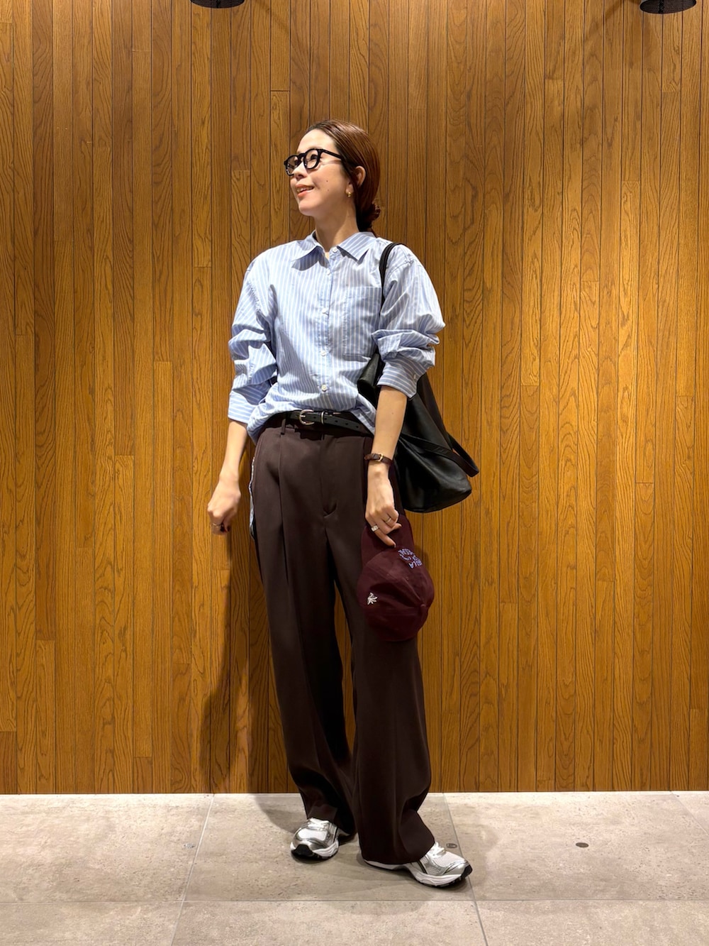 ブラウン系のその他パンツ、ホワイト系のスニーカー、その他のシャツ/ブラウスを着用したレディースの秋コーディネートの5枚目の写真