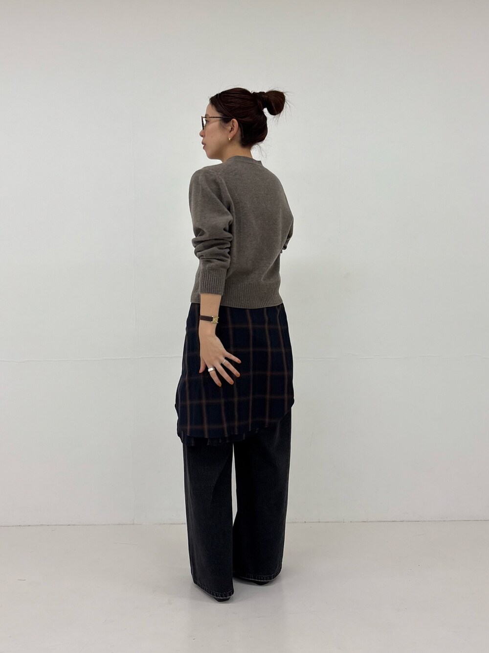 ホワイト系のシャツ/ブラウス、ブラック系のデニムパンツ、ブラック系のハンドバッグを着用したレディースの秋コーディネートの5枚目の写真