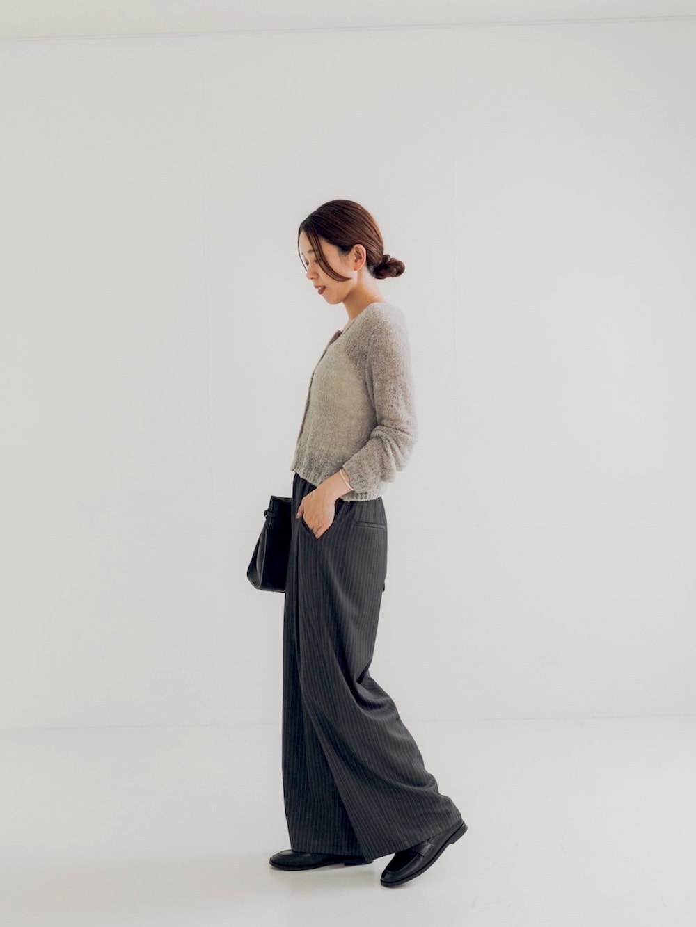 ホワイト系のカーディガン/ボレロ、その他のその他パンツ、ブラック系のトートバッグを着用したレディースの秋コーディネートの2枚目の写真