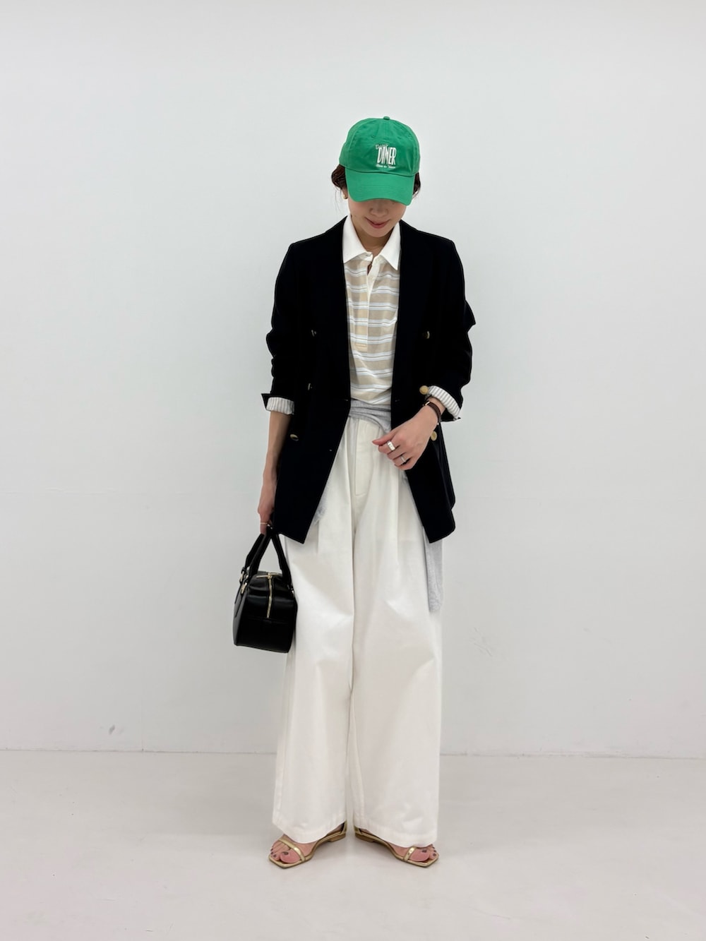 ブルー系のその他アウター、ベージュ系のシャツ/ブラウス、グレー系のTシャツ/カットソーを着用したレディースの春コーディネートの6枚目の写真