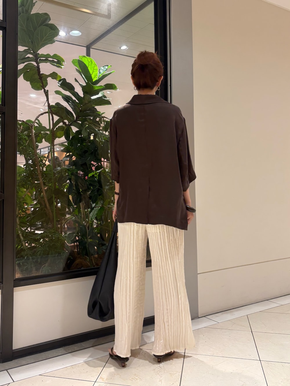 ブラウン系のシャツ/ブラウス、ホワイト系のその他パンツ、ブラウン系のサンダルを着用したレディースの夏コーディネートの3枚目の写真