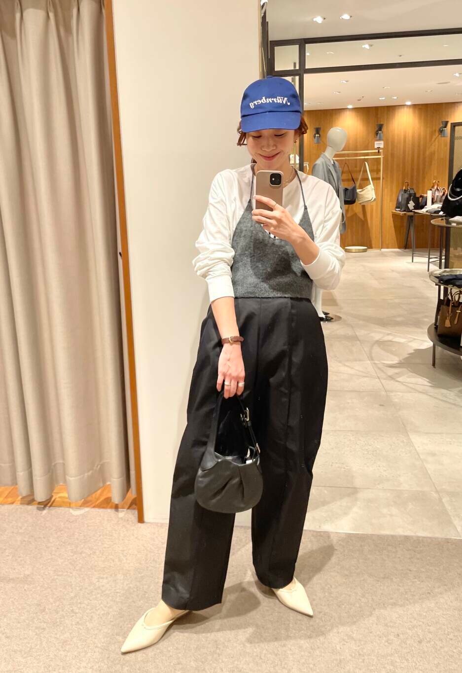 ブラック系のその他パンツ、グレー系のキャミソール、その他のTシャツ/カットソーを着用したレディースの冬コーディネートの2枚目の写真