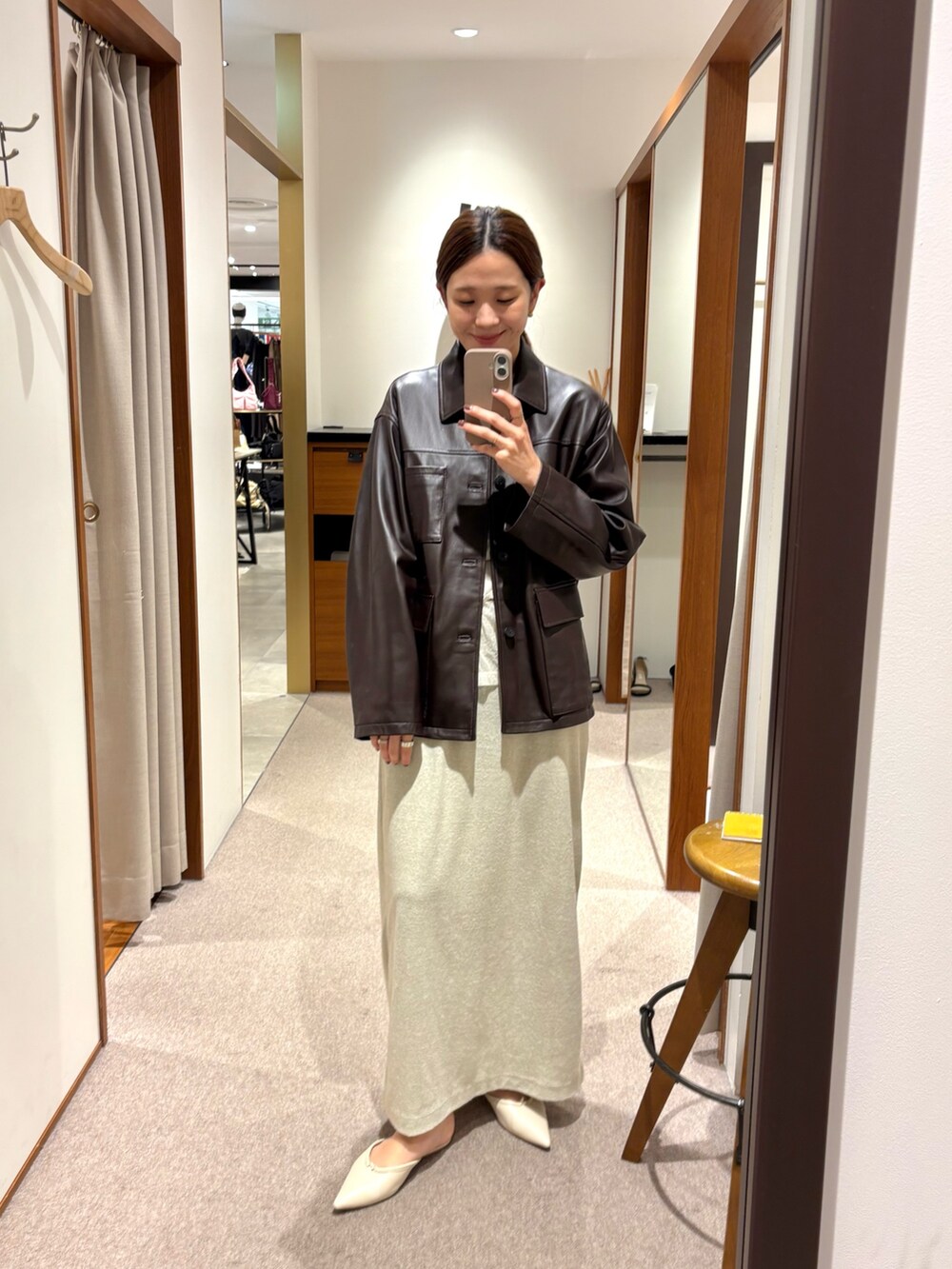 グレー系のスカート、ブラウン系のその他アウターを着用したレディースの夏コーディネートの2枚目の写真
