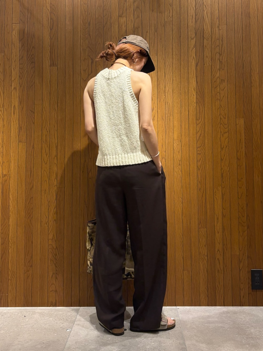 ブラウン系のその他パンツ、ホワイト系のベスト、ベージュ系のサンダルを着用したレディースの夏コーディネートの4枚目の写真
