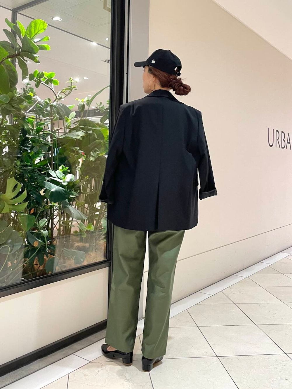 ブラック系のパンプス、ブラック系のその他アウター、グレー系のニット/セーターを着用したレディースの秋コーディネートの5枚目の写真