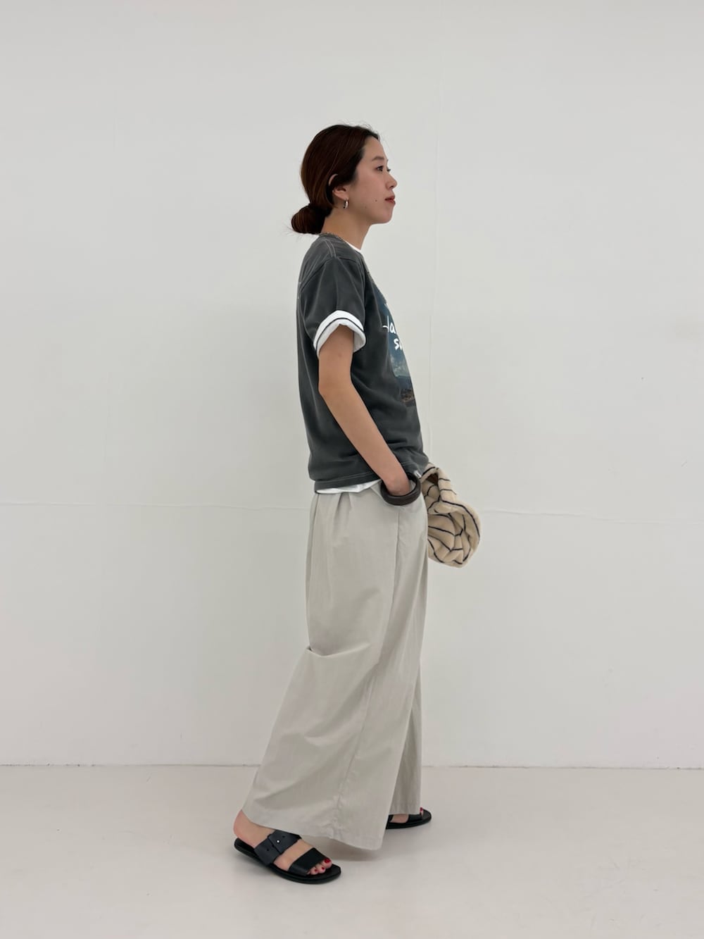 グレー系のその他パンツ、ホワイト系のTシャツ/カットソー、グレー系のTシャツ/カットソーを着用したレディースの春コーディネートの2枚目の写真