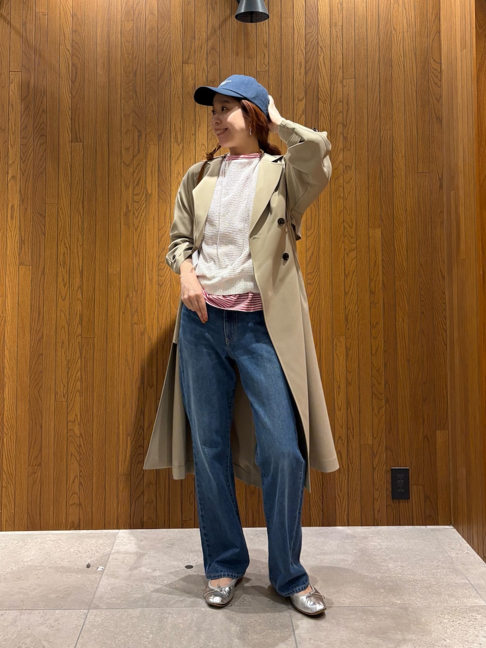 ベージュ系のトレンチコート、レッド系のTシャツ/カットソー、ホワイト系のニット/セーターを着用したレディースの春コーディネートの3枚目の写真