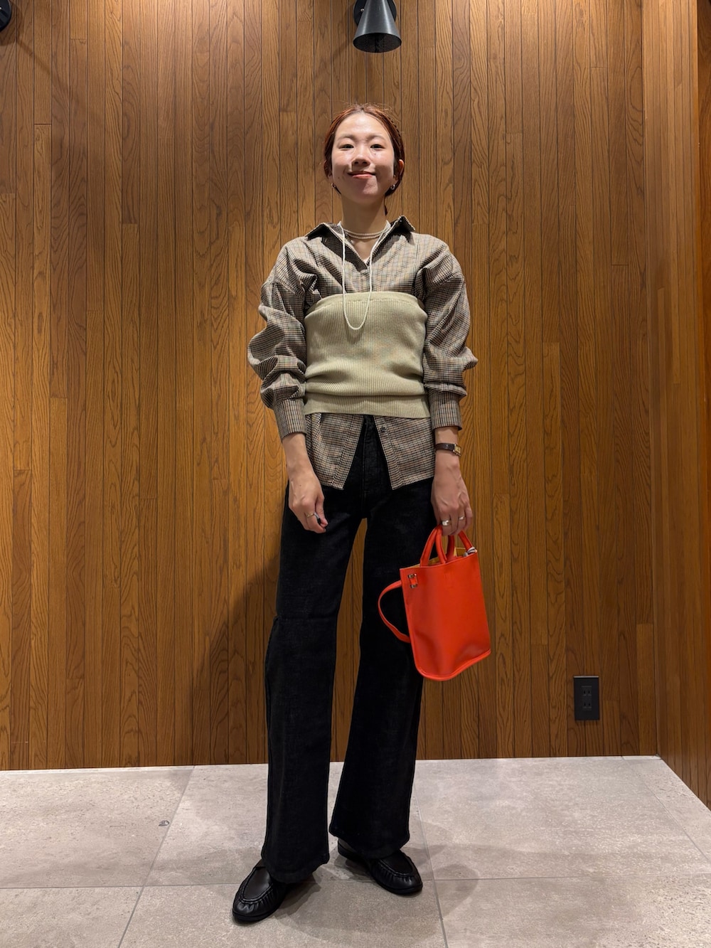 その他のシャツ/ブラウス、ベージュ系のニット/セーター、ブラック系のデニムパンツを着用したレディースの秋コーディネートの5枚目の写真