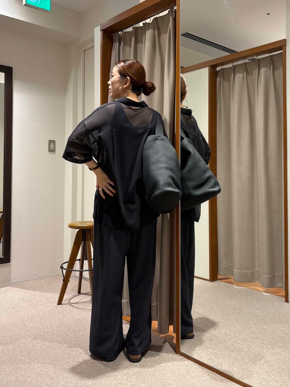 ブラック系のトートバッグ、ブラック系のサンダル、その他のその他パンツを着用したレディースの夏コーディネートの3枚目の写真