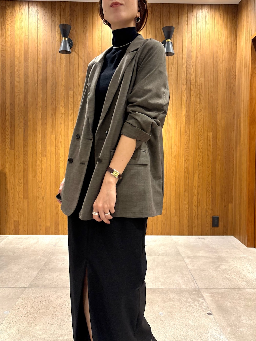 ブラック系のスカート、ブラック系のニット/セーター、ブラック系のハンドバッグを着用したレディースの秋コーディネートの6枚目の写真