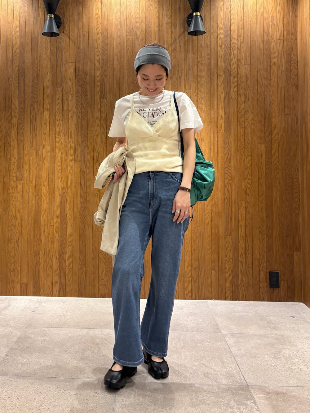 ベージュ系のその他アウター、ホワイト系のキャミソール、その他のTシャツ/カットソーを着用したレディースの春コーディネートの4枚目の写真