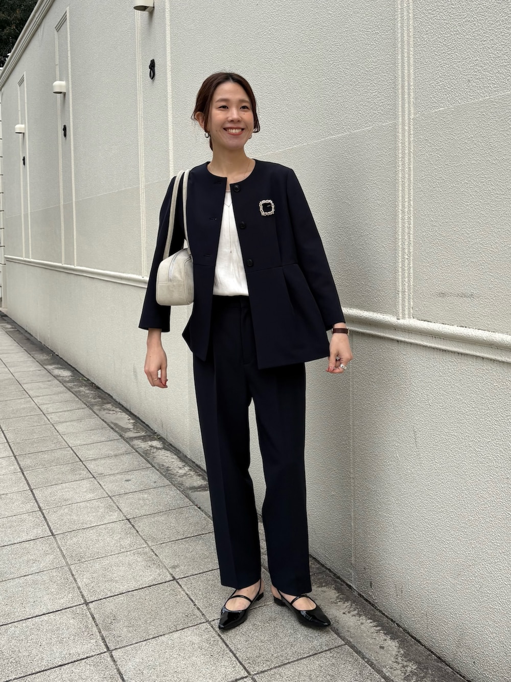 ブルー系のノーカラージャケット、ブルー系のその他パンツ、ブラック系のパンプスを着用したレディースの冬コーディネートの4枚目の写真