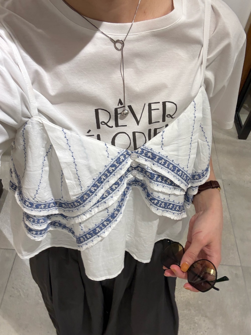 グレー系のその他パンツ、その他のTシャツ/カットソー、ホワイト系のトートバッグを着用したレディースの春コーディネートの9枚目の写真