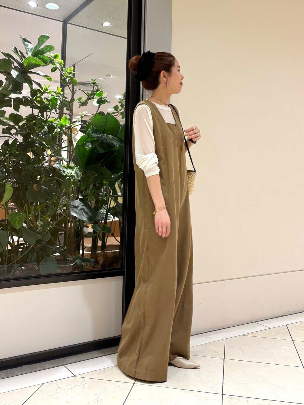 ゴールド系のブレスレット、ブラック系のヘアゴムを着用したレディースの春コーディネートの2枚目の写真