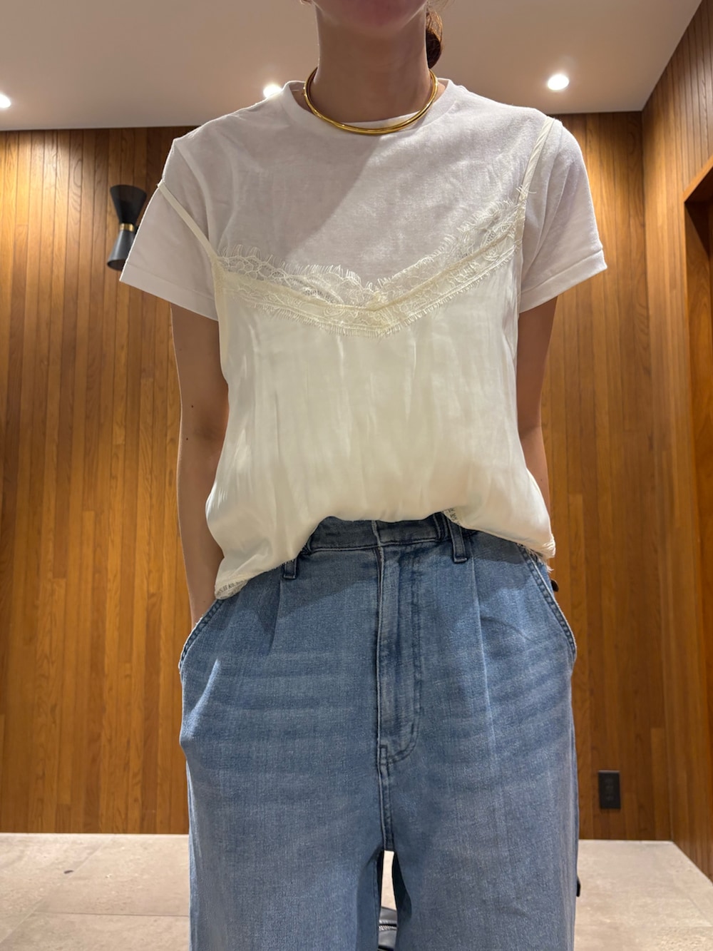 ホワイト系のキャミソール、ブルー系のデニムパンツ、その他のTシャツ/カットソーを着用したレディースの春コーディネートの6枚目の写真