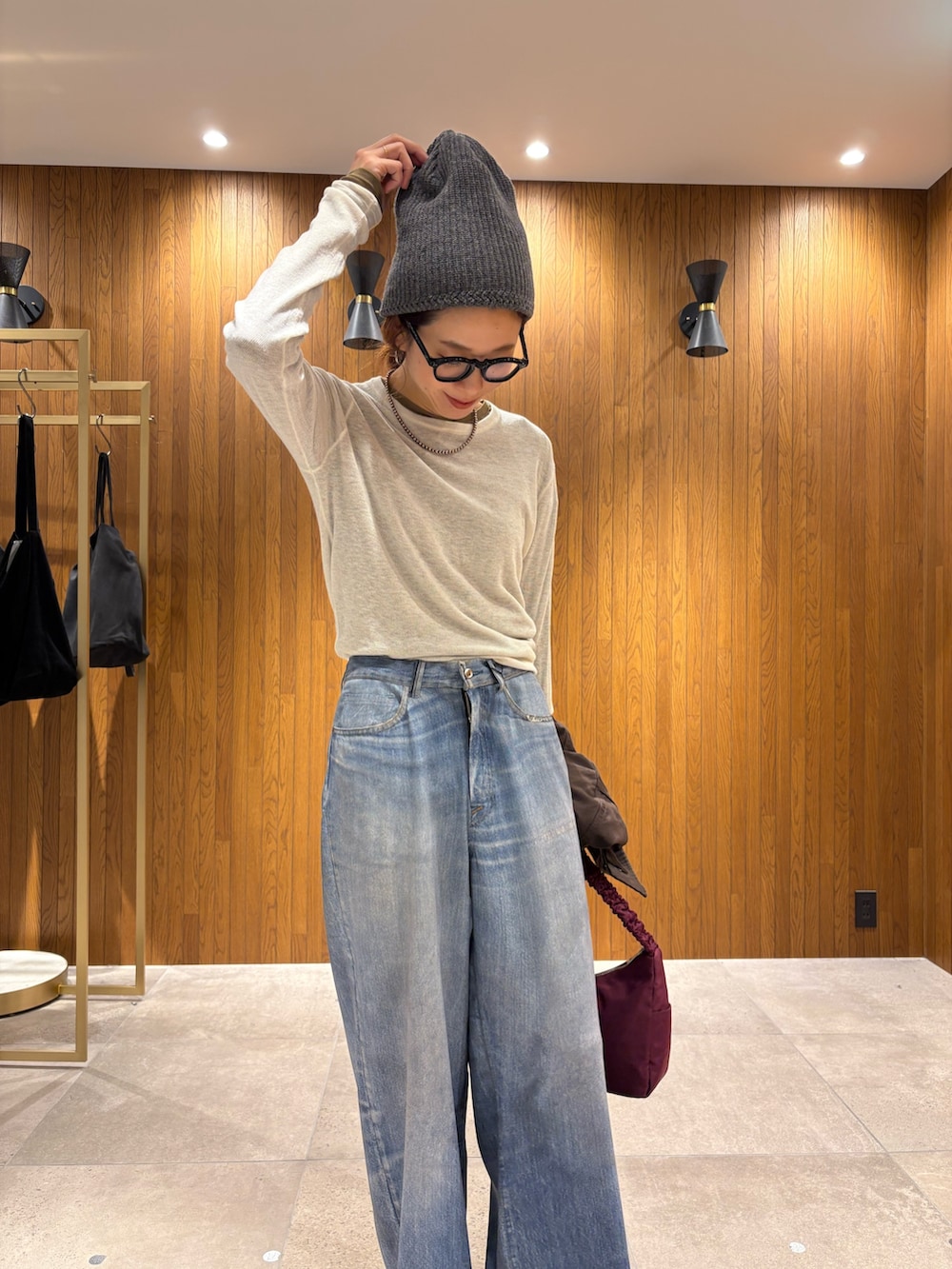 ホワイト系のニット/セーター、グリーン系のTシャツ/カットソー、ブラウン系のカバーオールを着用したレディースの秋コーディネートの8枚目の写真