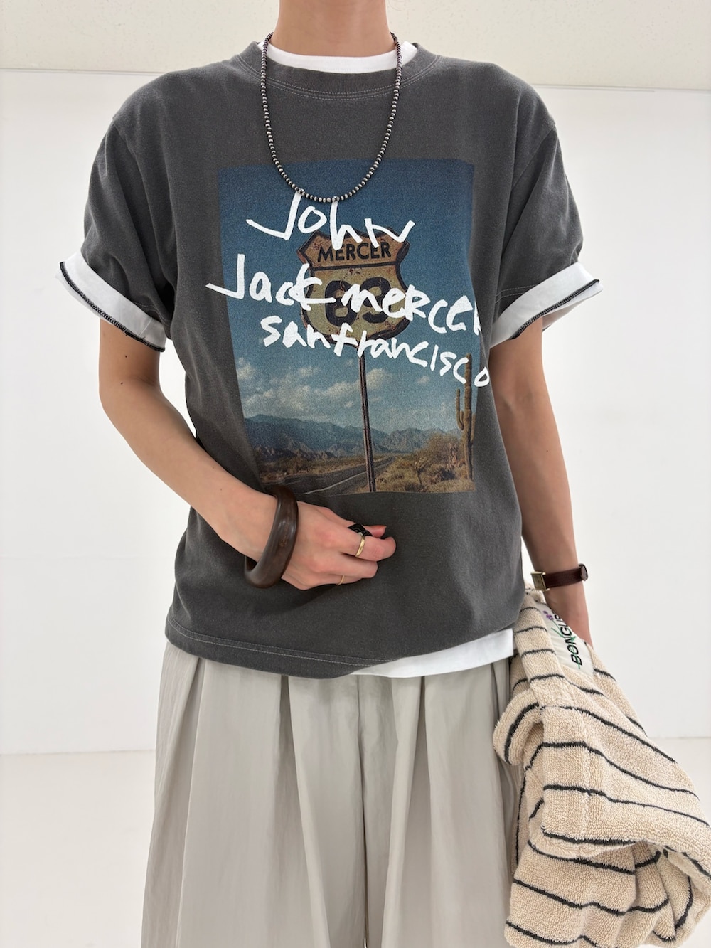 グレー系のその他パンツ、ホワイト系のTシャツ/カットソー、グレー系のTシャツ/カットソーを着用したレディースの春コーディネートの6枚目の写真