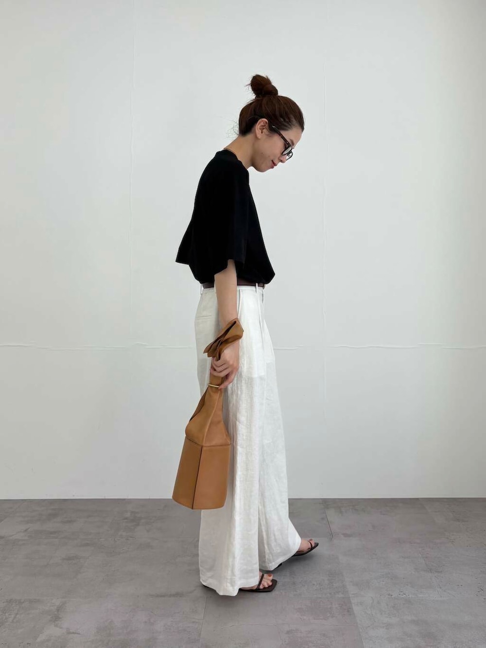 ホワイト系のその他パンツ、ブラウン系のサンダル、ホワイト系の長傘を着用したレディースの夏コーディネートの4枚目の写真