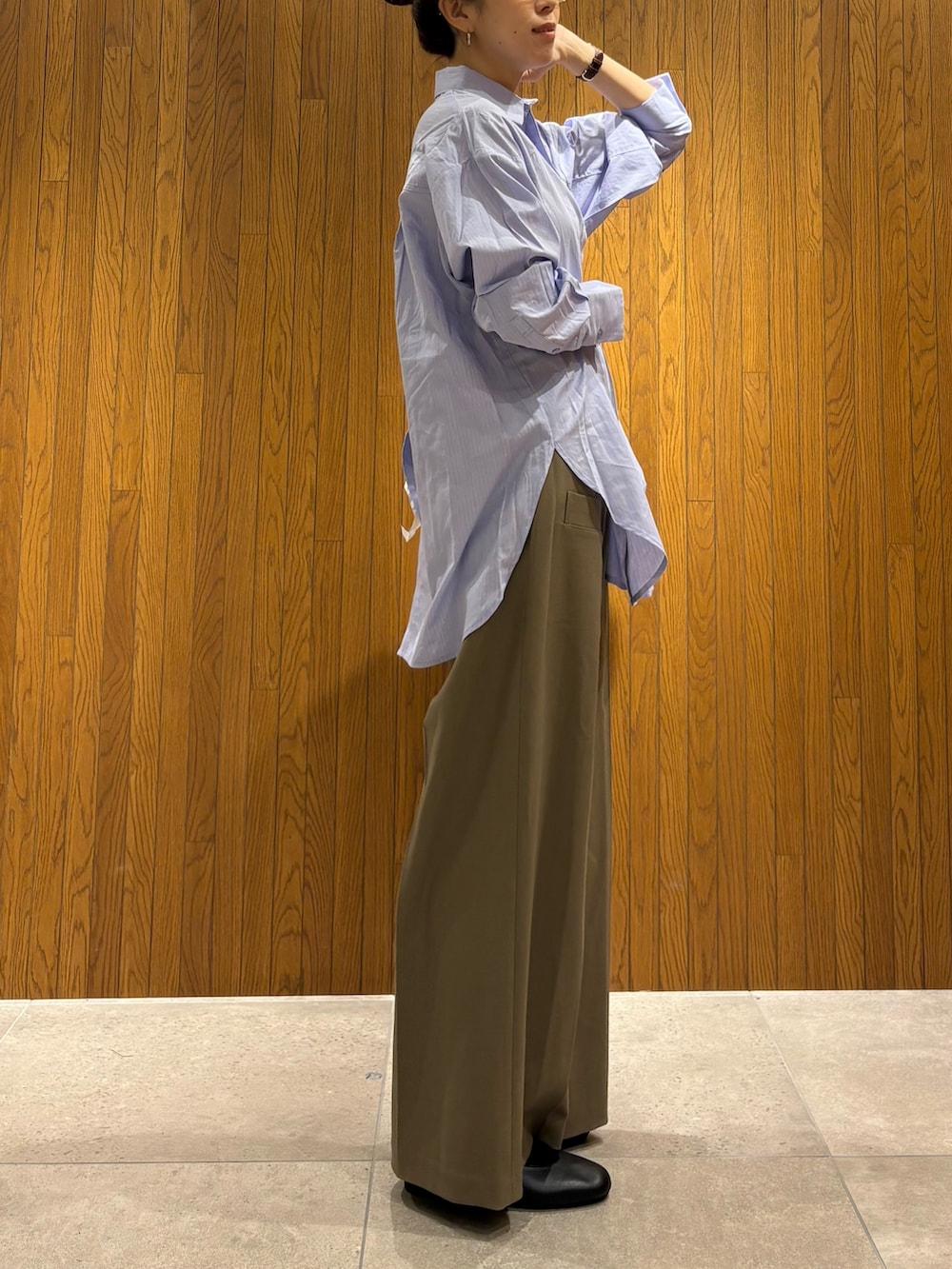 ブラウン系のその他パンツ、ピンク系のショルダーバッグ、ブラック系のバレエシューズを着用したレディースの冬コーディネートの5枚目の写真