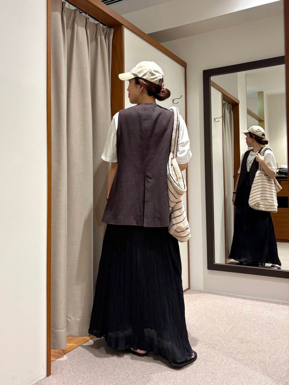 その他のTシャツ/カットソー、ブラック系のサンダル、ブラック系のワンピースを着用したレディースの夏コーディネートの3枚目の写真