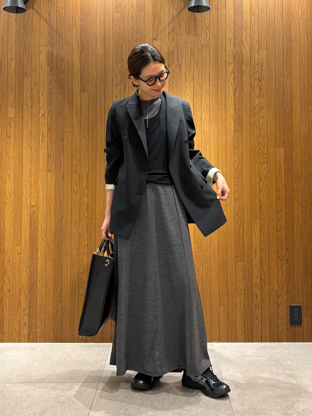 グレー系のワンピース、ブラック系のTシャツ/カットソー、ブラック系のハンドバッグを着用したレディースの冬コーディネートの6枚目の写真