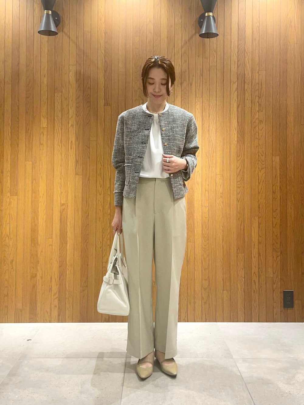 ベージュ系のその他パンツ、ブラック系のノーカラージャケット、ホワイト系のシャツ/ブラウスを着用したレディースの冬コーディネートの2枚目の写真