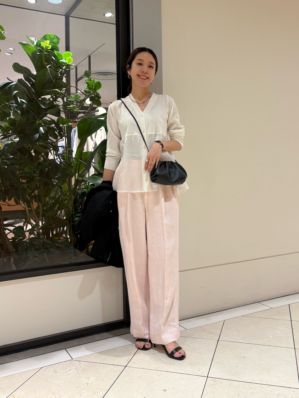 ブラック系のその他アウター、ピンク系のその他パンツ、ブラック系のショルダーバッグを着用したレディースの春コーディネートの6枚目の写真