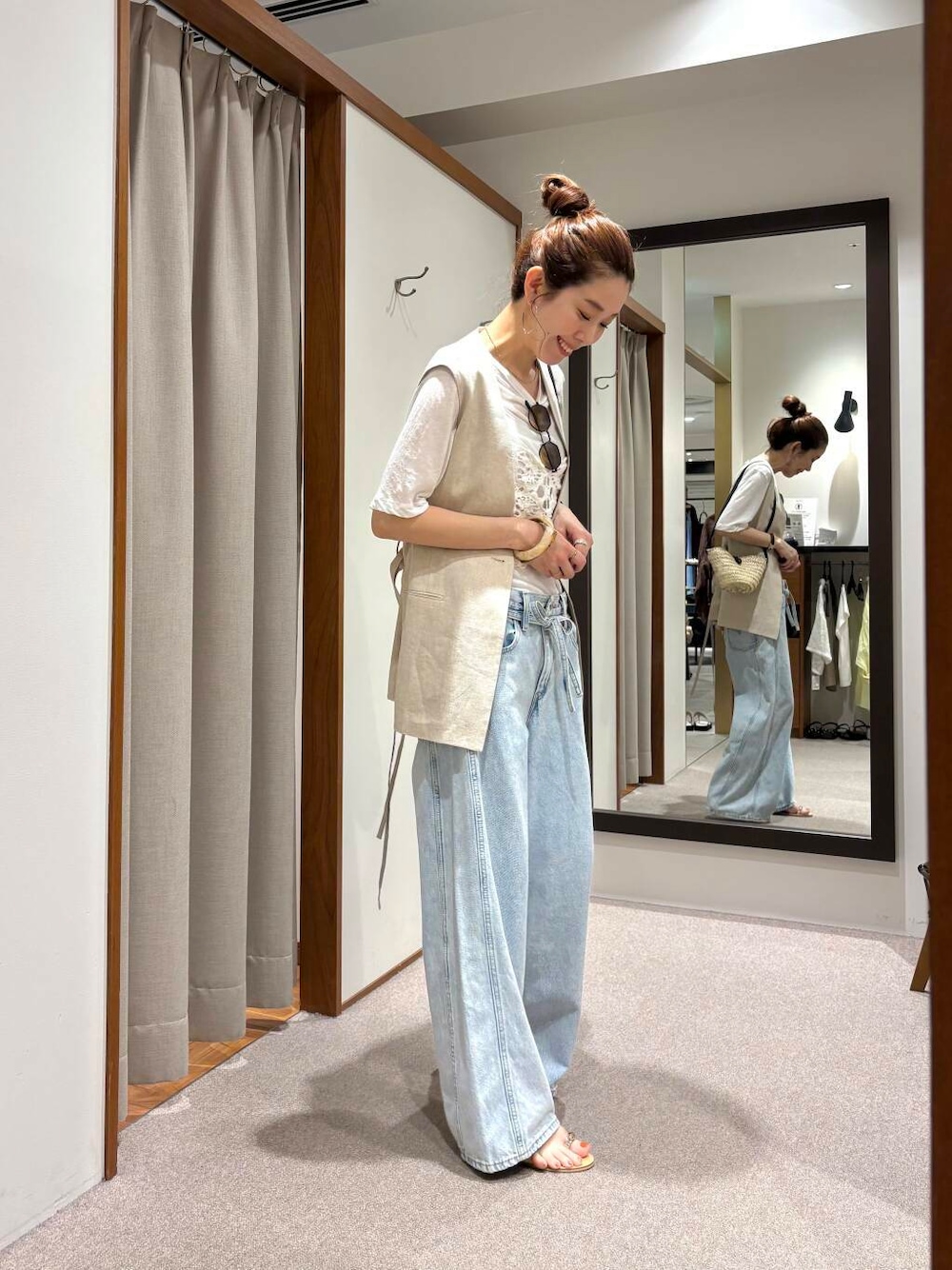 ホワイト系のTシャツ/カットソー、ブルー系のデニムパンツ、ホワイト系のキャミソールを着用したレディースの夏コーディネートの2枚目の写真