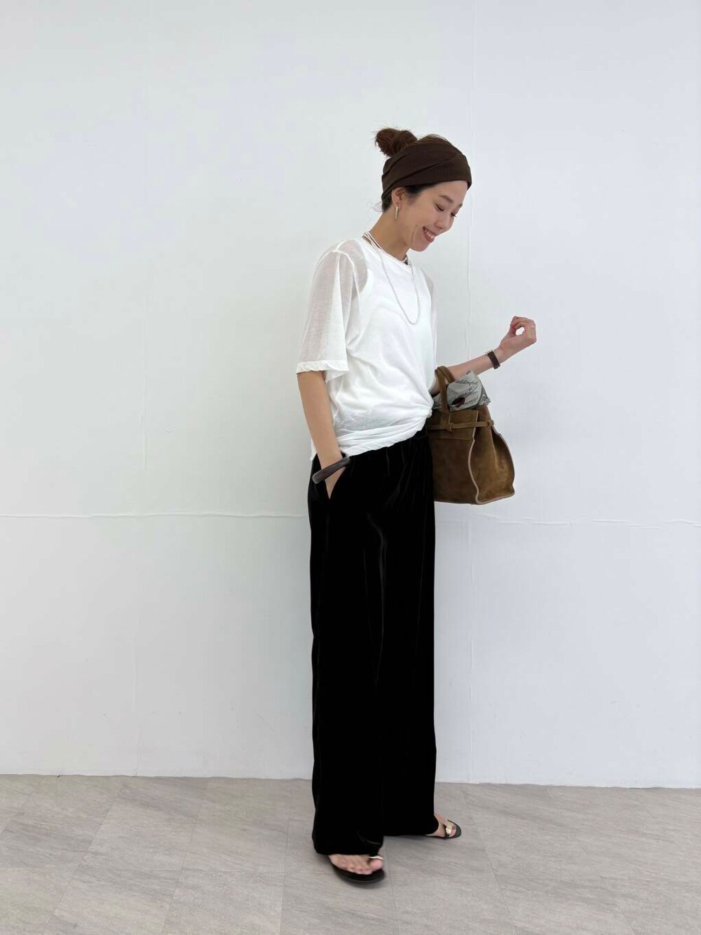 ホワイト系のTシャツ/カットソー、ホワイト系のタンクトップ、シルバー系のネックレスを着用したレディースの夏コーディネートの2枚目の写真