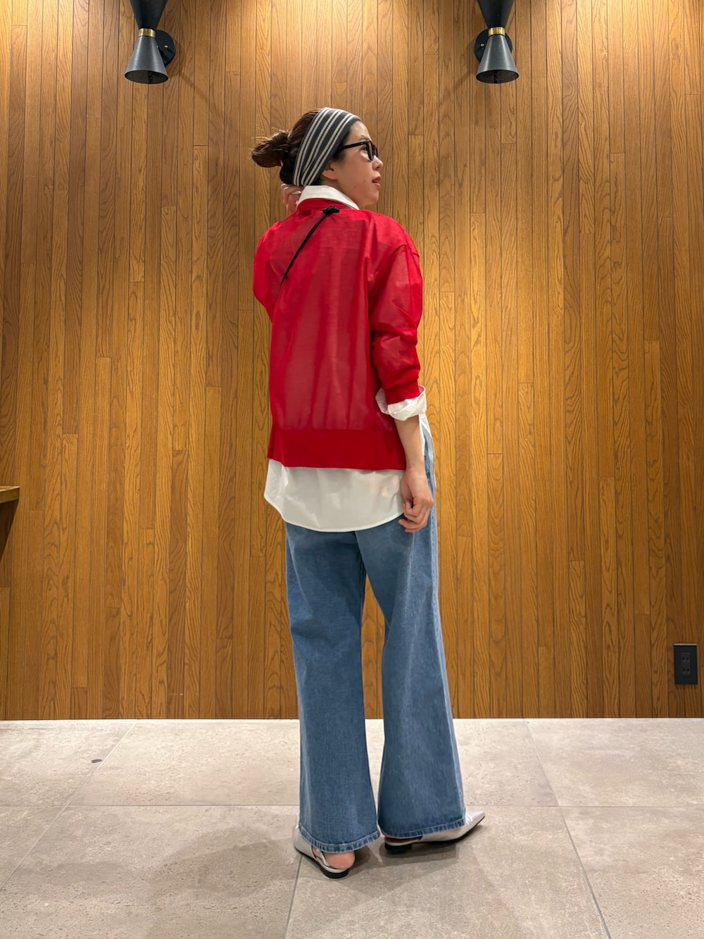 ベージュ系のトレンチコート、ブルー系のデニムパンツ、シルバー系のパンプスを着用したレディースの春コーディネートの9枚目の写真