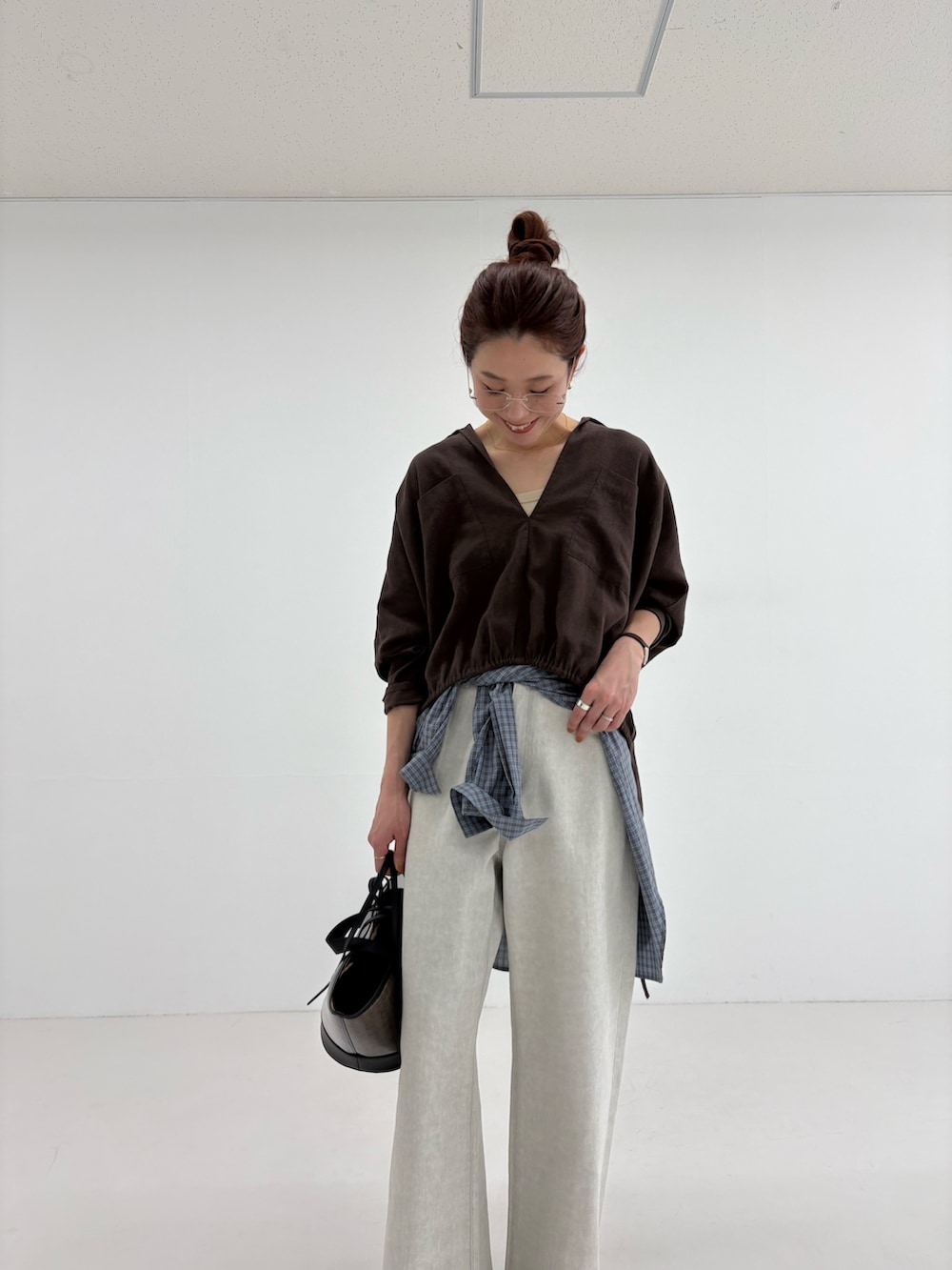 ブラウン系のシャツ/ブラウス、グレー系のデニムパンツ、ブルー系のシャツ/ブラウスを着用したレディースの春コーディネートの7枚目の写真